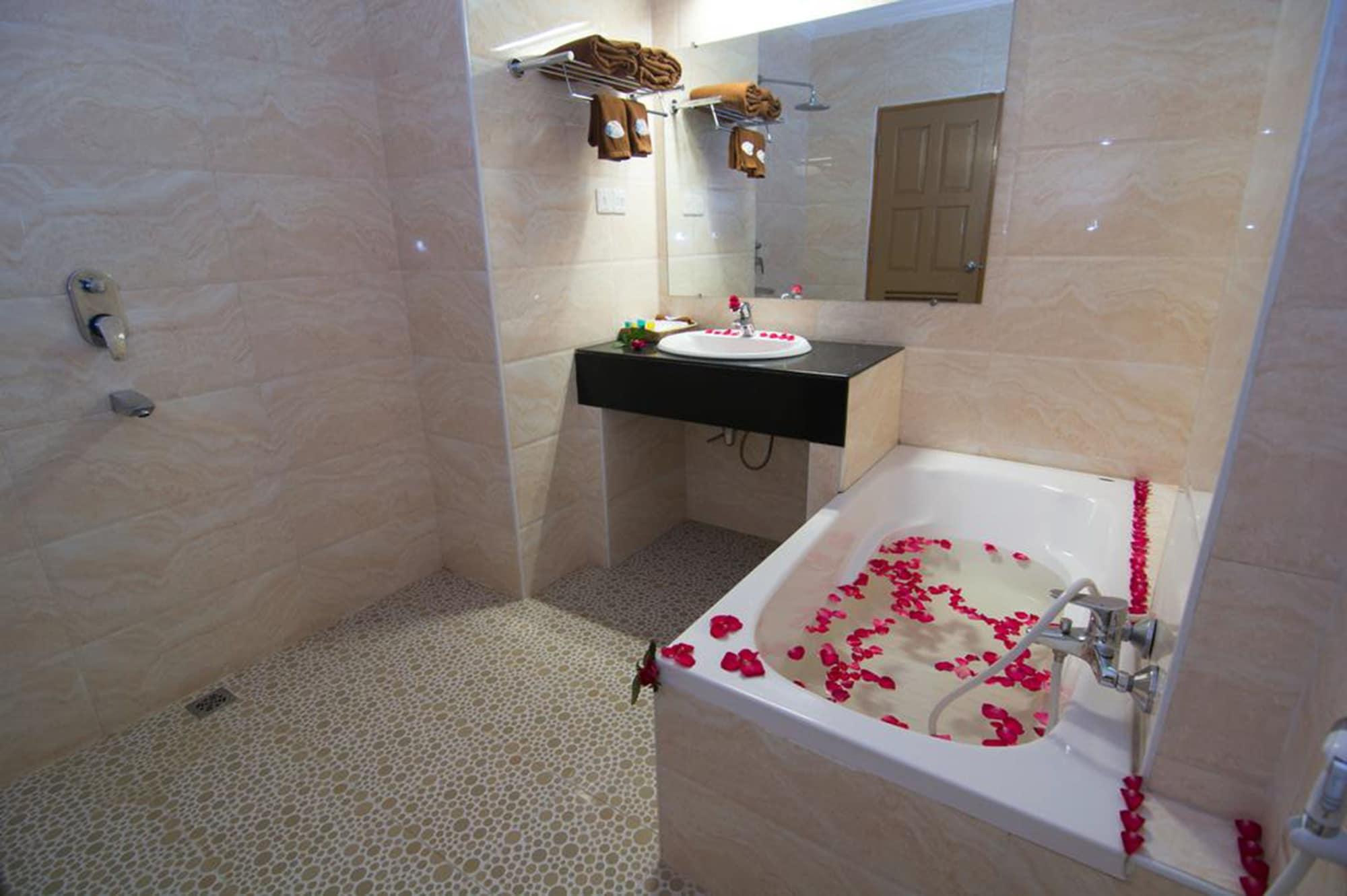 Royal Inlay Hotel نياونغ شوي المظهر الخارجي الصورة